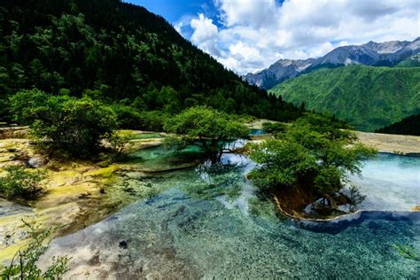 黃龍景點在哪裏：探索神秘之地的多元視角